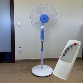 Ventilator pe picior, cu telecomanda, 40 cm, 3 viteze, 3 lame, 50W